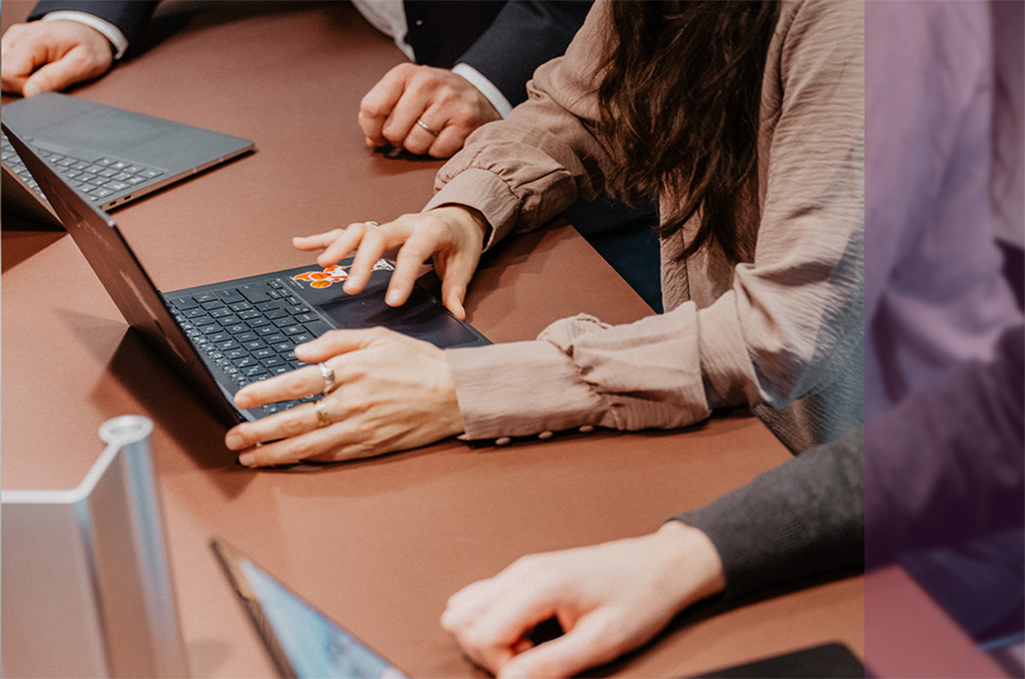 Epic Fusion Team mit Laptops am Hochtisch über LastPass am diskutieren